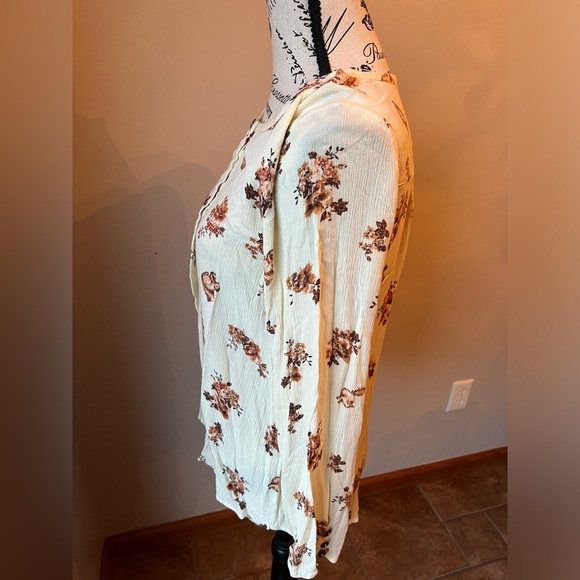 Altar’d State Squirrels and Flowers Blouse - Picture 4 of 12